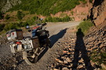 Albánie - cesta podél řeky Černé Drin, den pomalu končí, je na čase hledat spaní