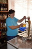 Rumunsko - Sfănta Elena - Helenka nám točí druhé pivo po náročném výletě