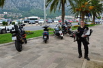 Černá Hora - Kotor, parkování není problém, helmy nám také zůstaly ,-)