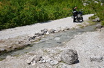 Albánie - všimněte si vlevo dole hlíny u strouhy, tam se posadila kawa na motor ,-)