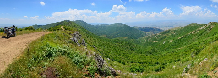Albánie - Příjezdová cesta ke slepencům v NP Bredhi i Drenoves