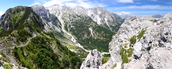 Albánie - pohled ze sedla nad Valbonou